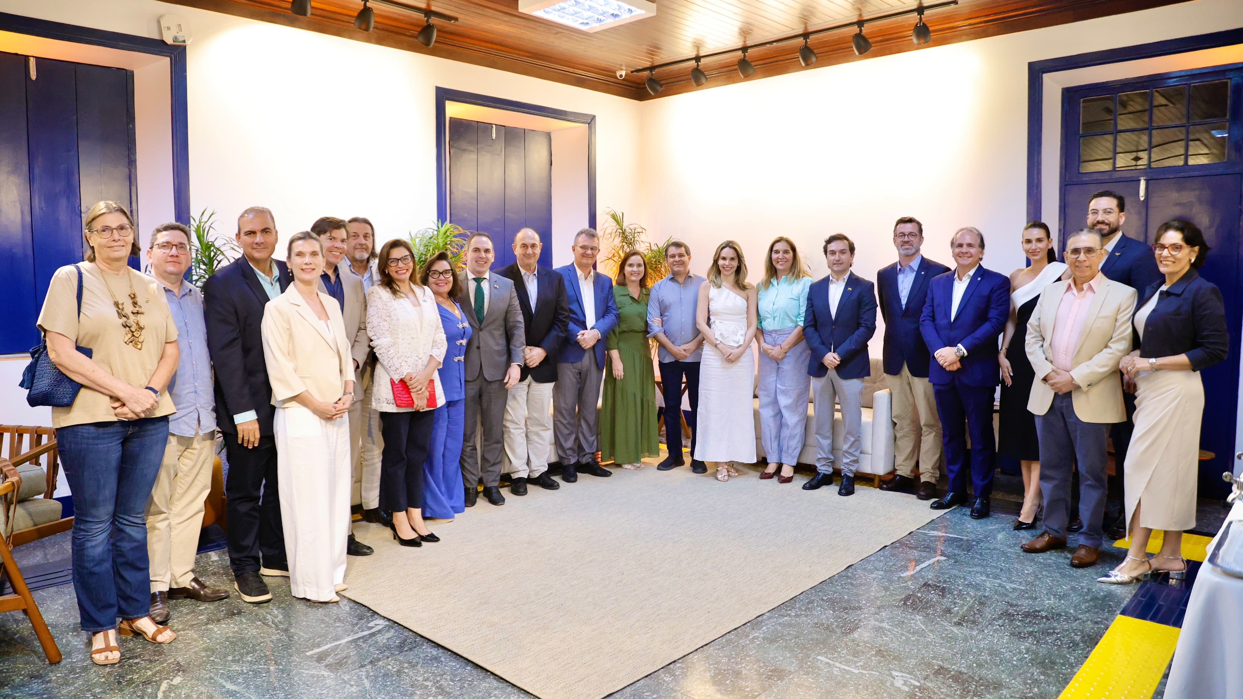 grupo de pessoas posa para a foto